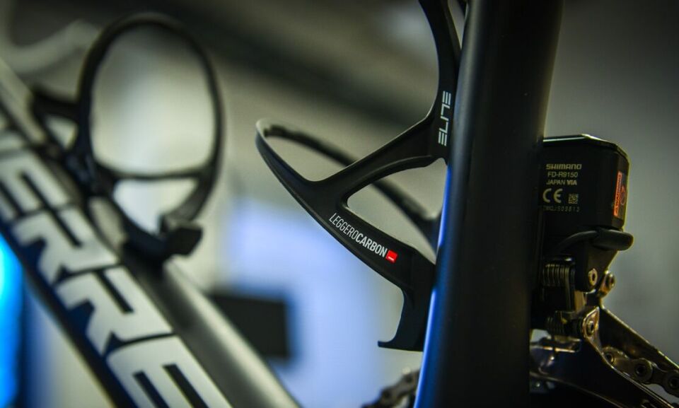 Elite Leggero Carbon Matara Tutucu - Siyah/Kırmızı 15 g